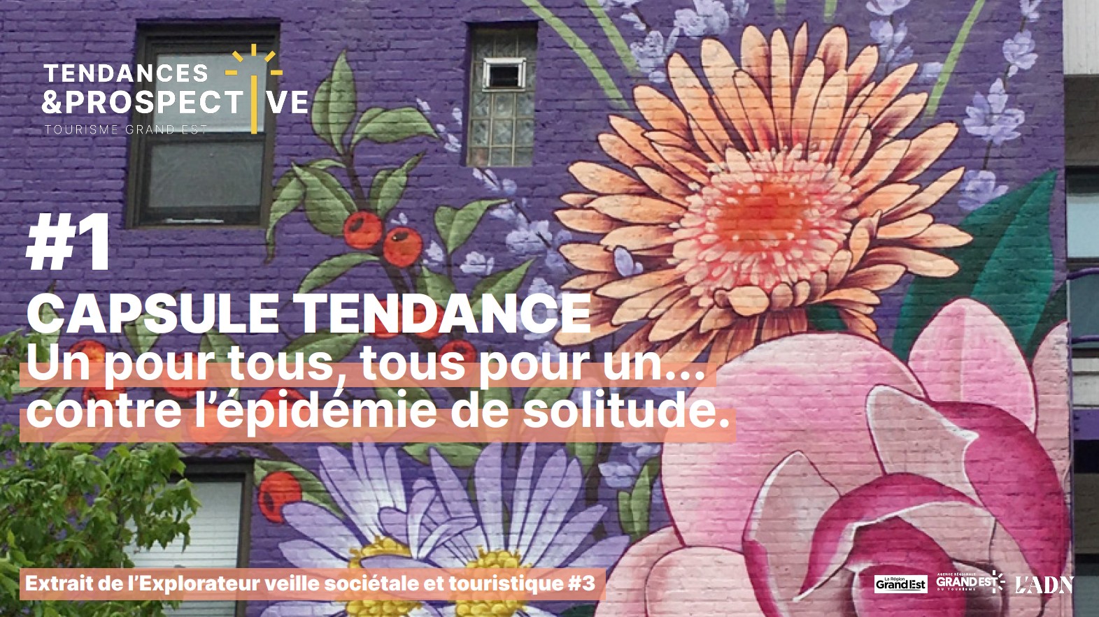 Fresque florale colorée sur mur violet urbain.
