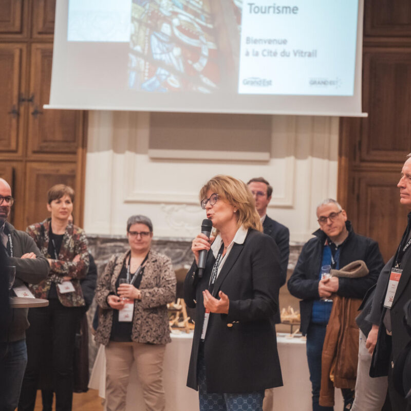 Conférence sur le tourisme à la Cité du Vitrail