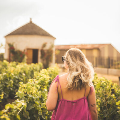 Femme marchant dans un vignoble en été