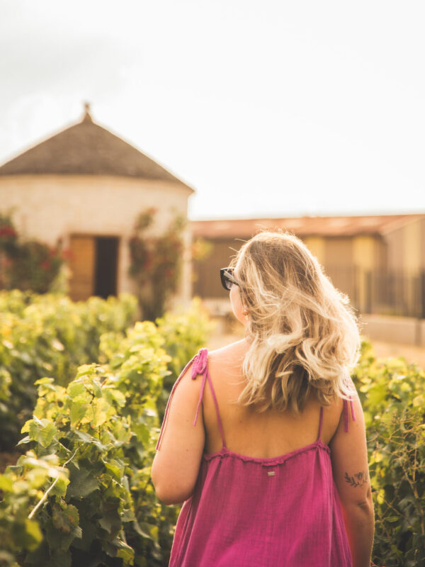 Femme marchant dans un vignoble en été