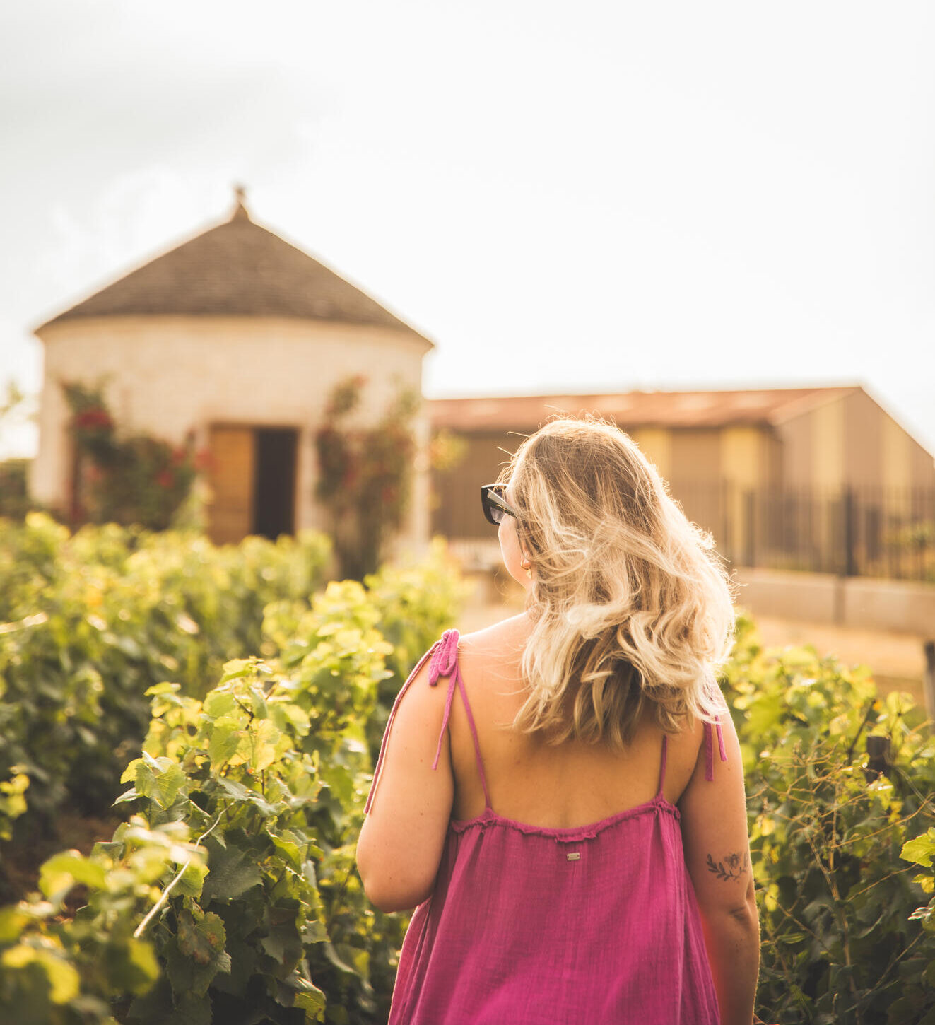 Femme marchant dans un vignoble en été
