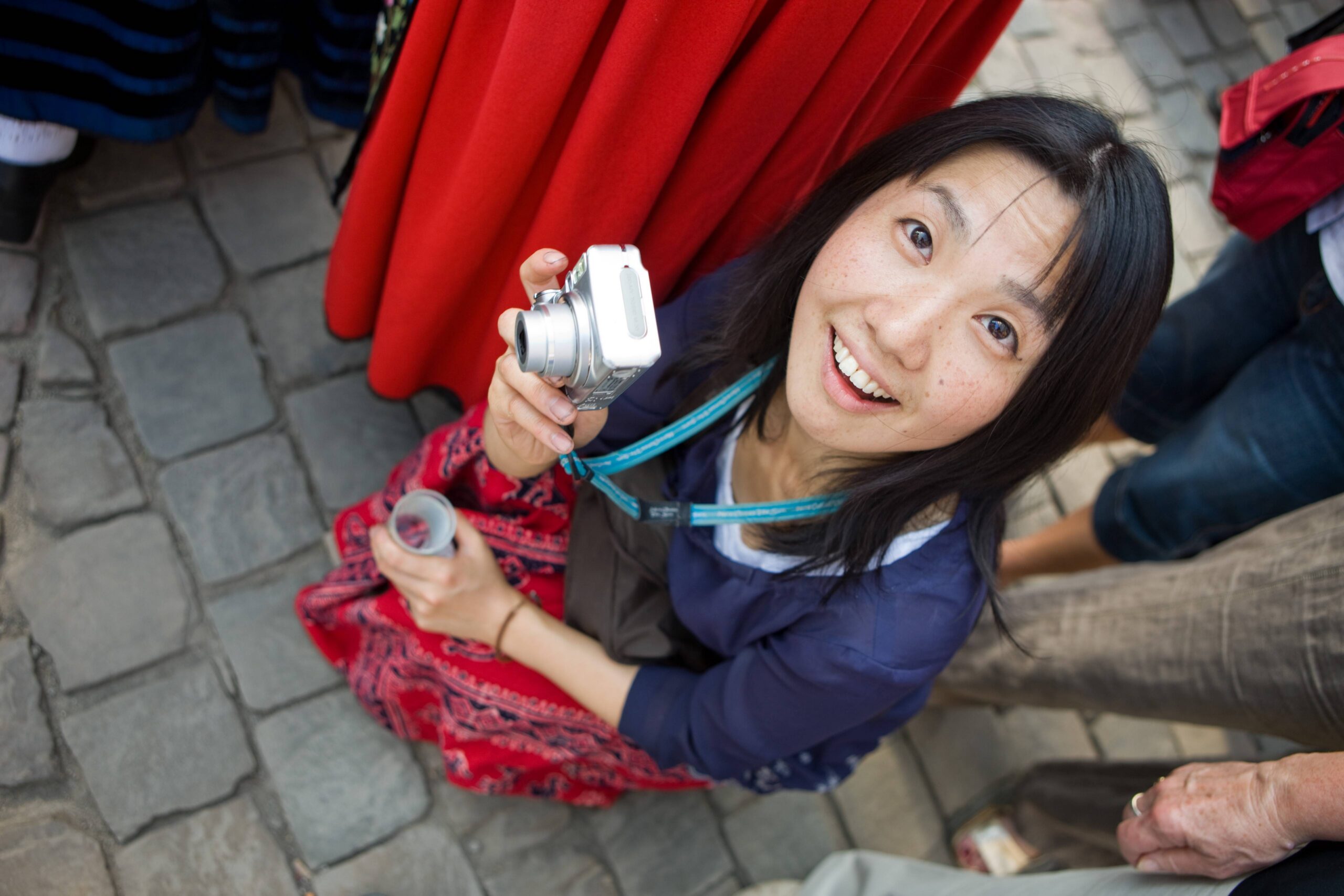 Femme souriante tenant un appareil photo