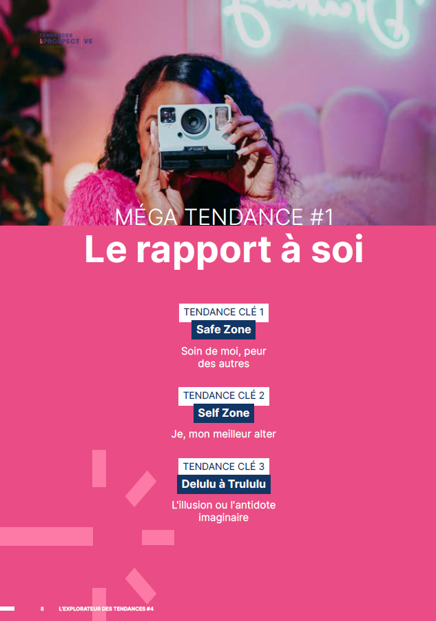 Femme prenant une photo, thème du rapport à soi