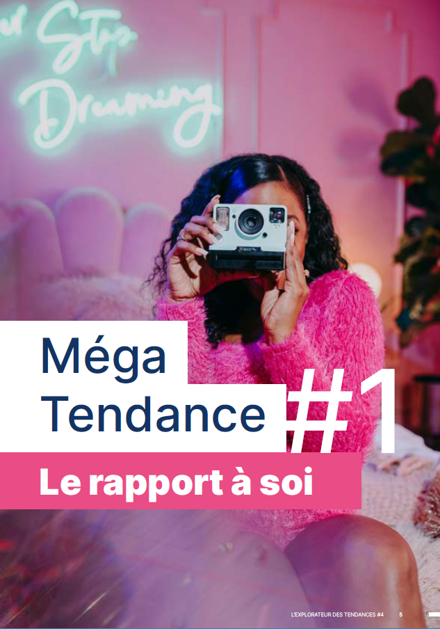 Femme prenant une photo avec un appareil instantané