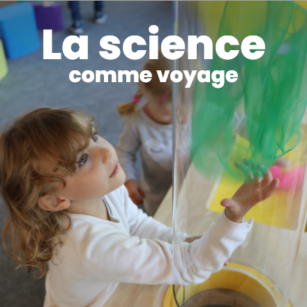 Enfant explorant une expérience scientifique interactive