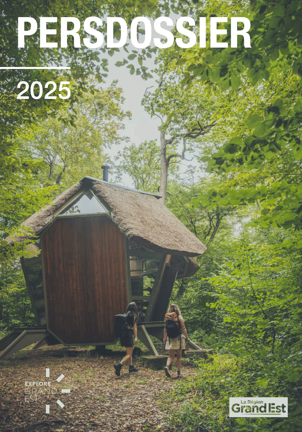 Randonneurs devant une cabane en bois dans la forêt