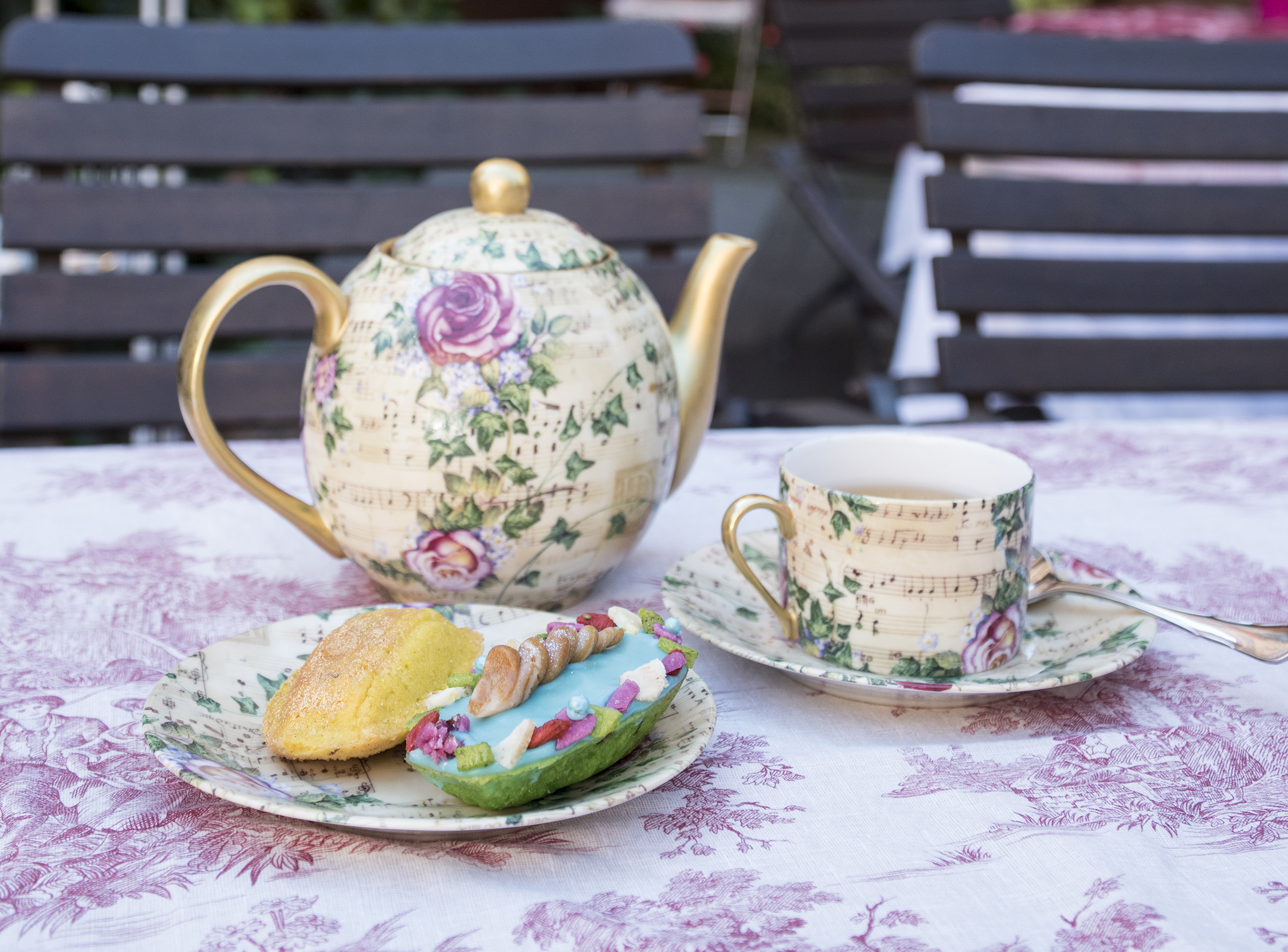 Service à thé fleuri avec gâteaux colorés