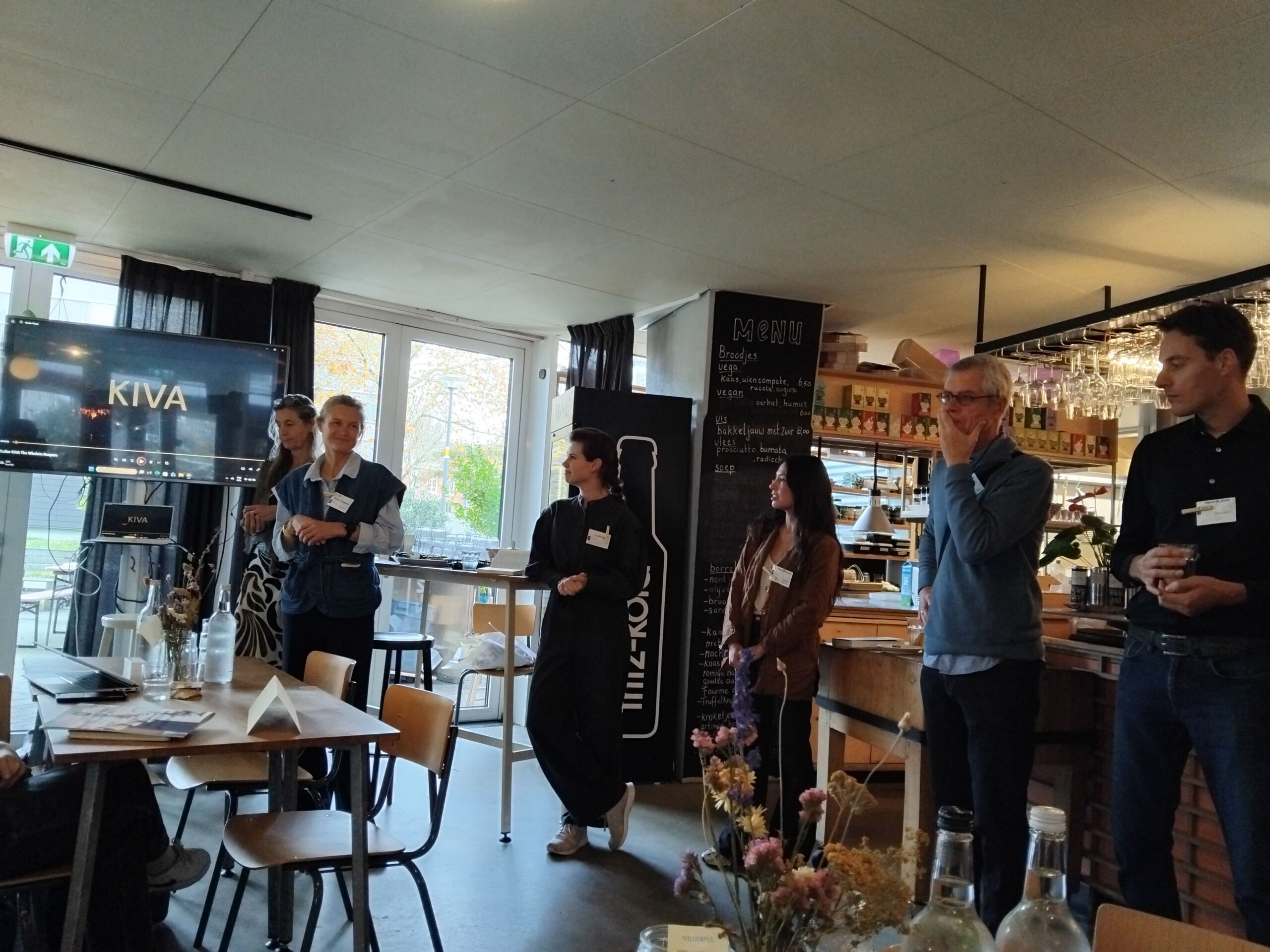 Présentation d’un projet KIVA dans un café