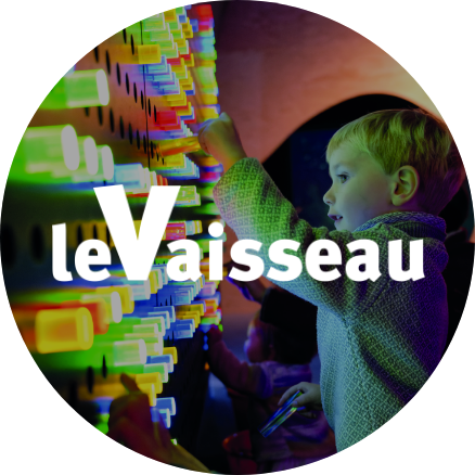 Enfant explorant une exposition interactive au Vaisseau