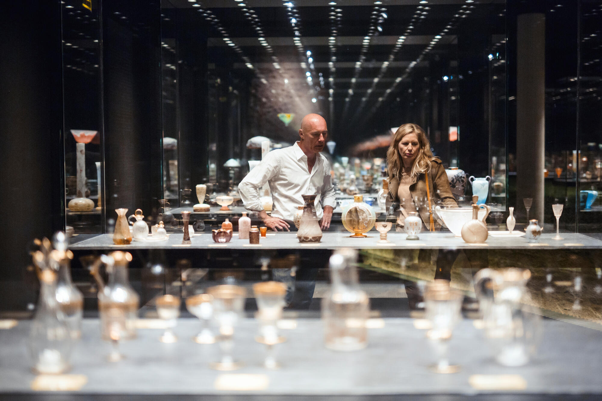 Visiteurs observant des objets anciens dans un musée