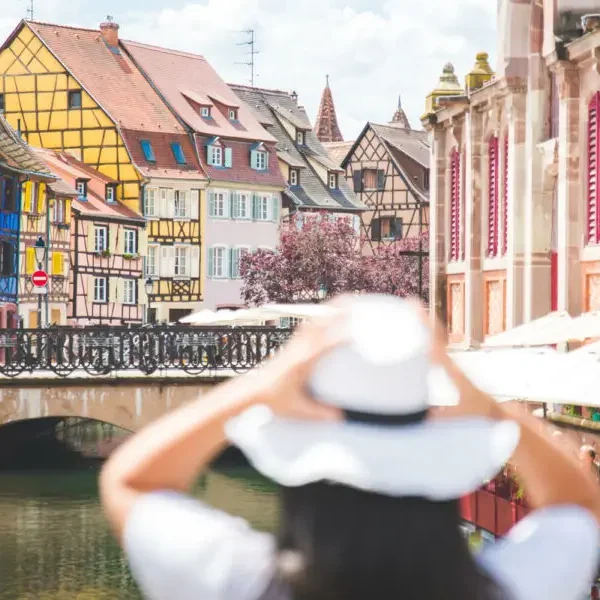 Maisons colorées et canal pittoresque en Alsace