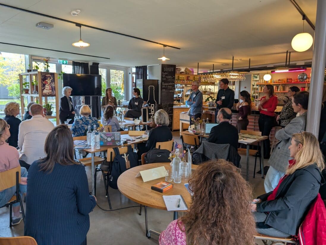Réunion professionnelle dans un café moderne et lumineux