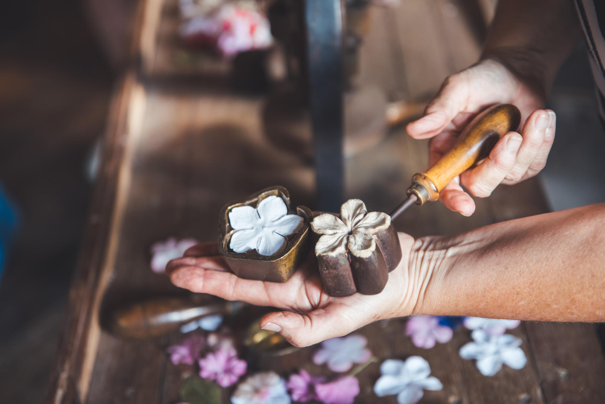 Fabrication artisanale de fleurs en tissu