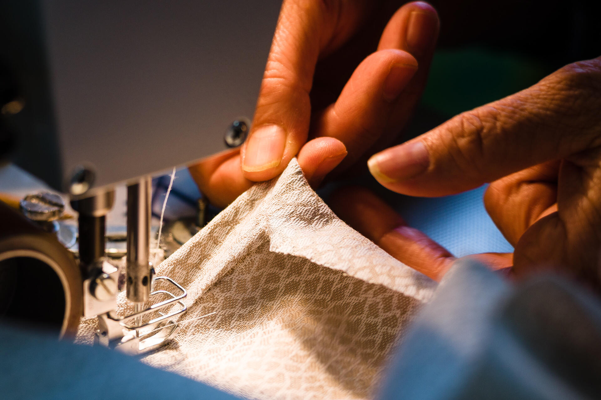 Couture d’un tissu avec machine à coudre