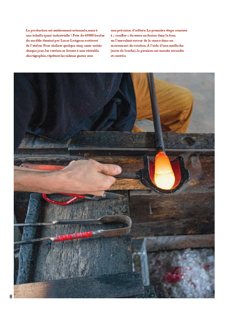 Artisan façonnant du verre en fusion avec une canne.