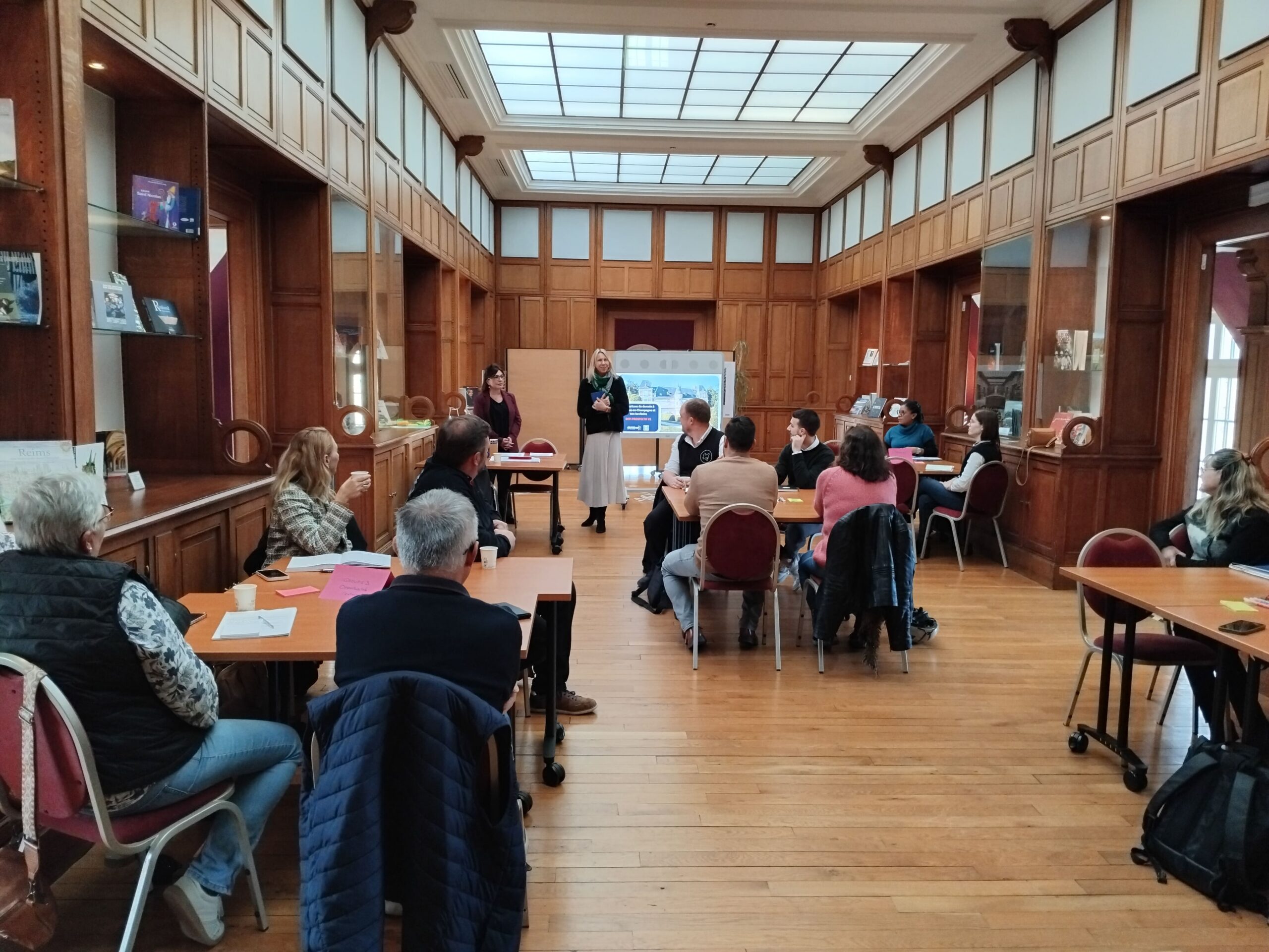 Atelier de formation dans une salle en bois