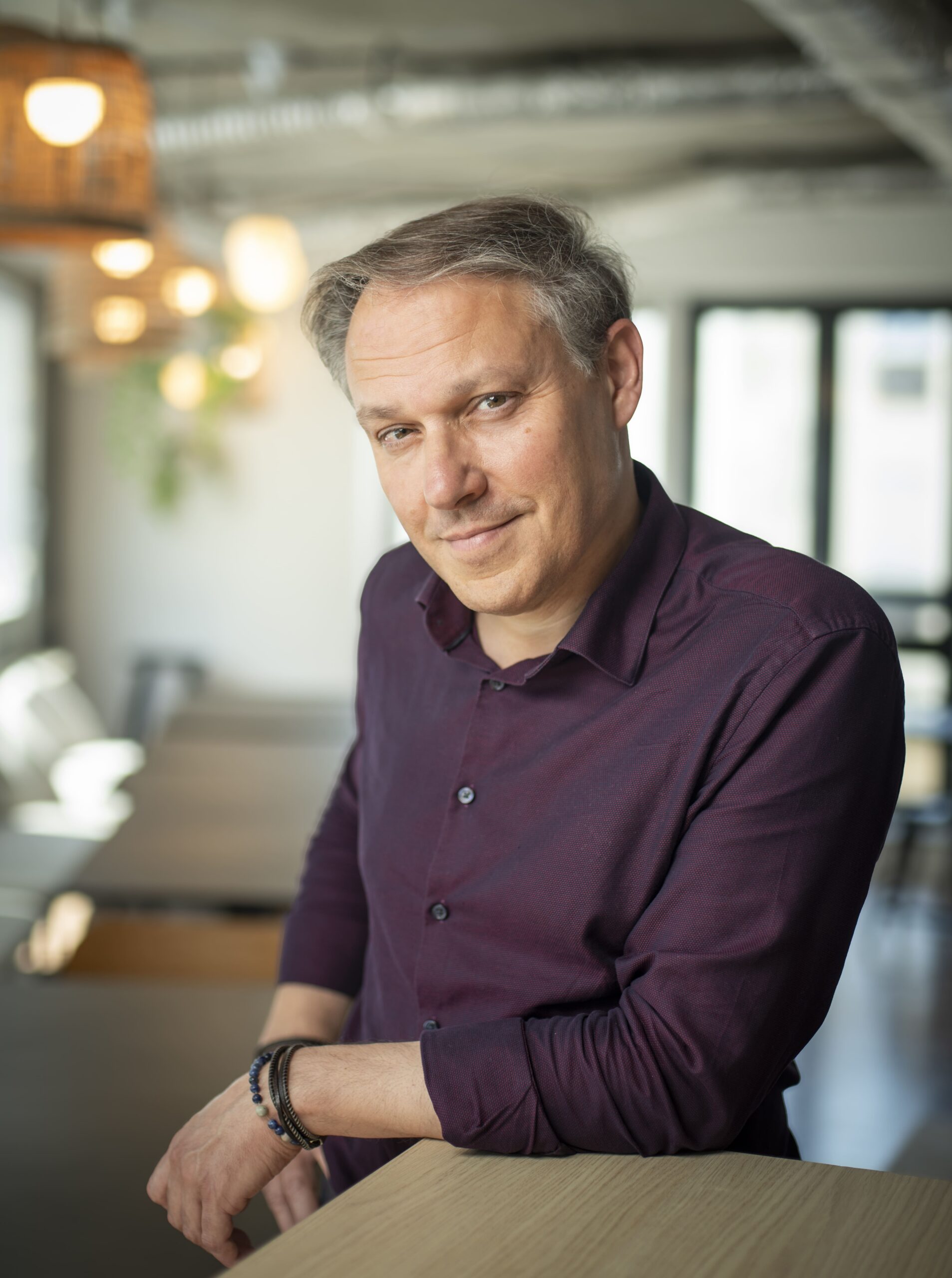 Homme souriant dans un bureau moderne lumineux