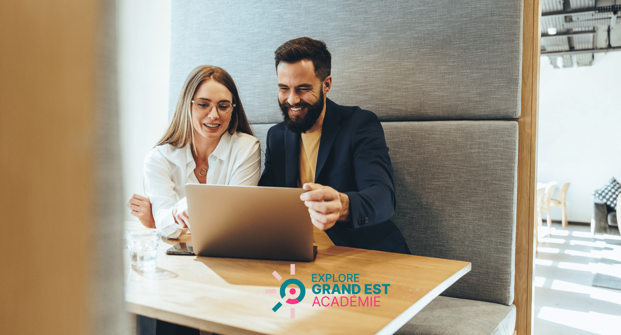 Deux personnes travaillent ensemble sur un ordinateur portable