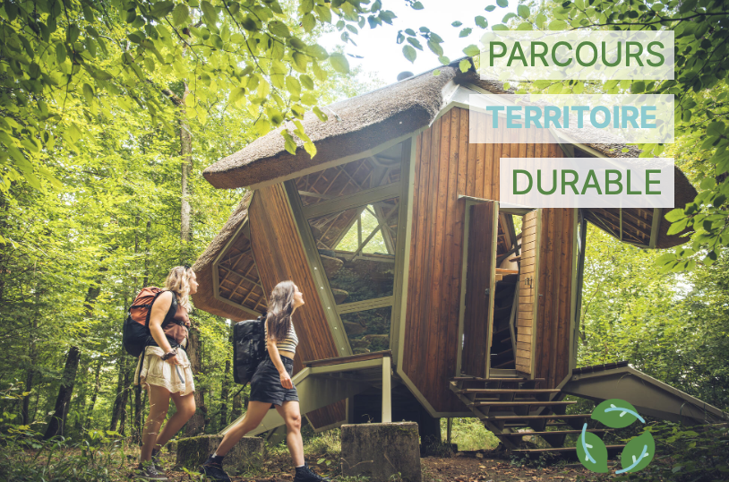 Randonneuses devant une cabane écologique en forêt