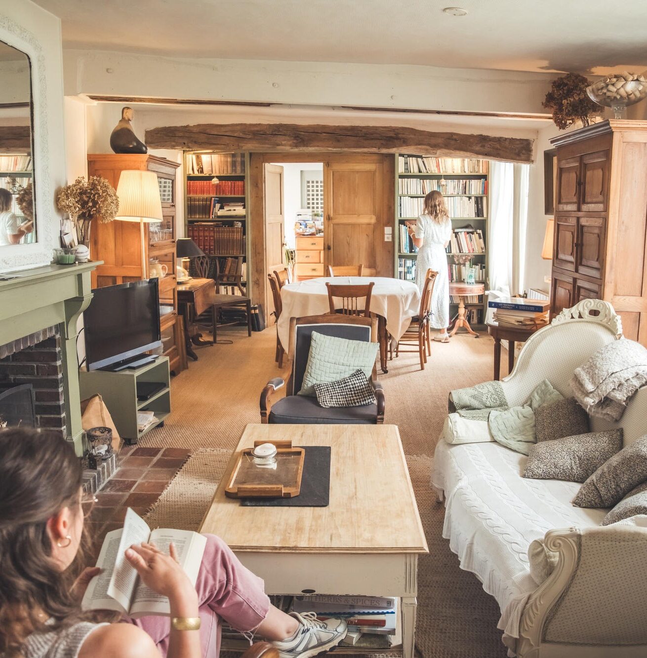 Salon cosy avec deux femmes et des livres