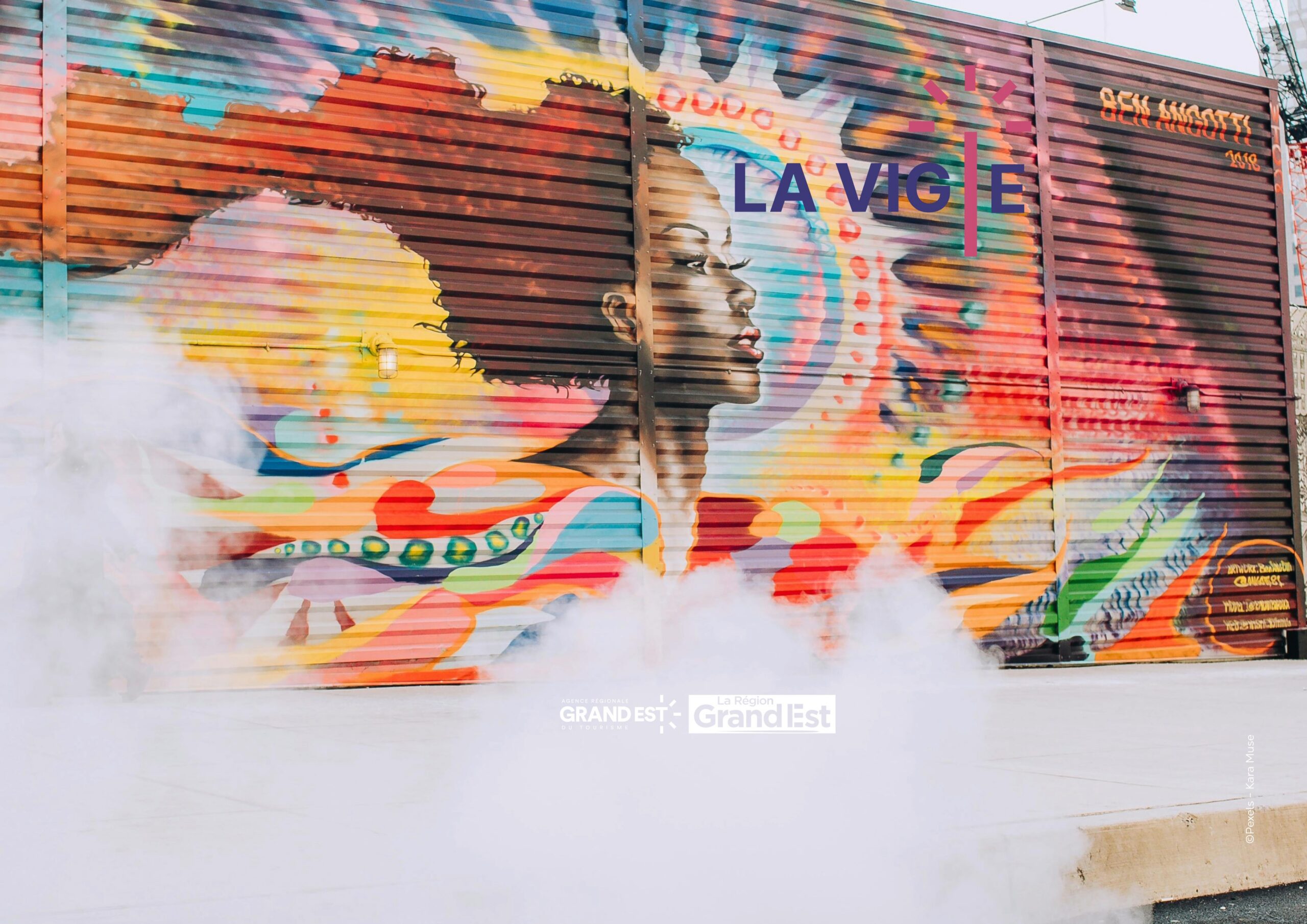 Fresque colorée représentant une femme afro avec motifs.