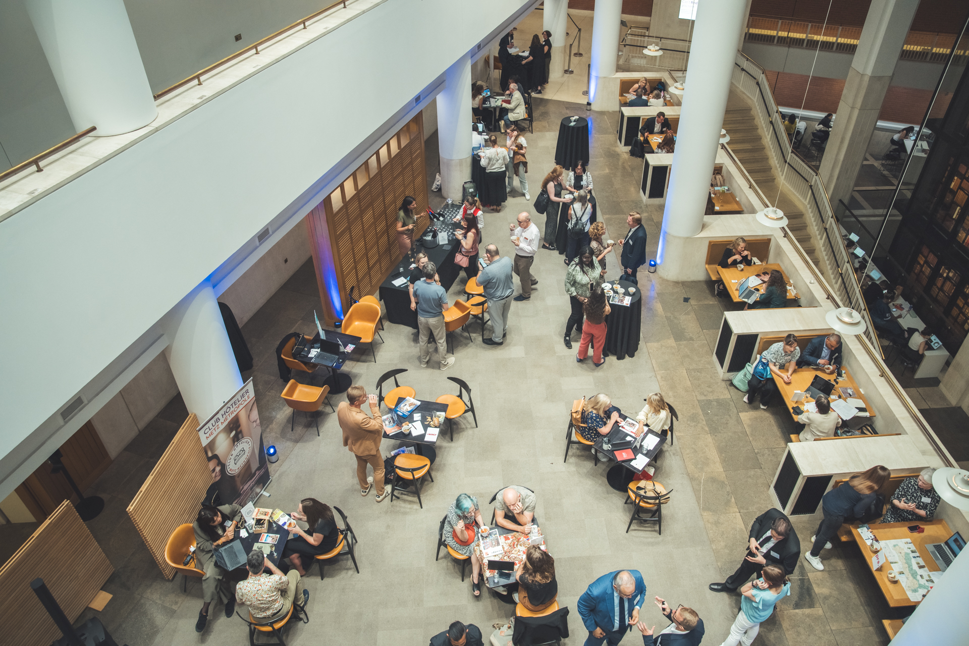 Événement professionnel dans un grand hall moderne