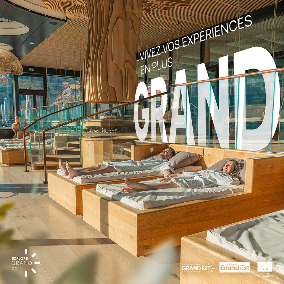 Couple se relaxant dans un spa lumineux moderne