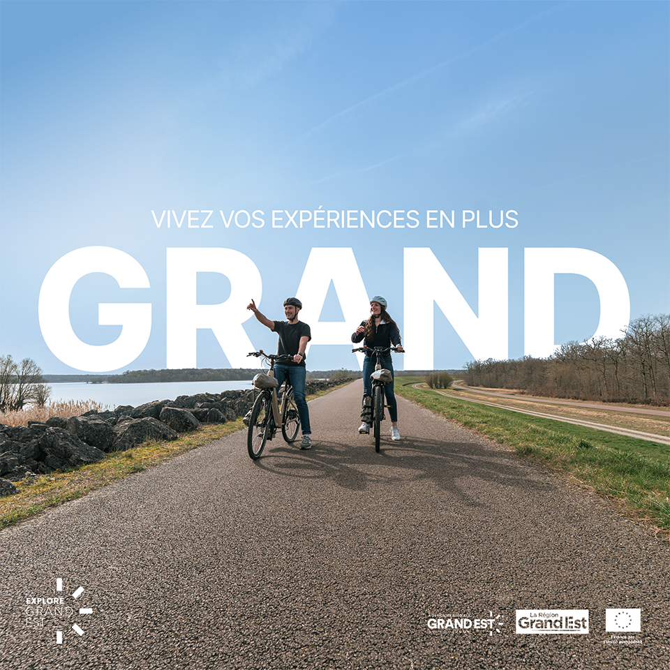 Deux cyclistes profitent d’une route panoramique.
