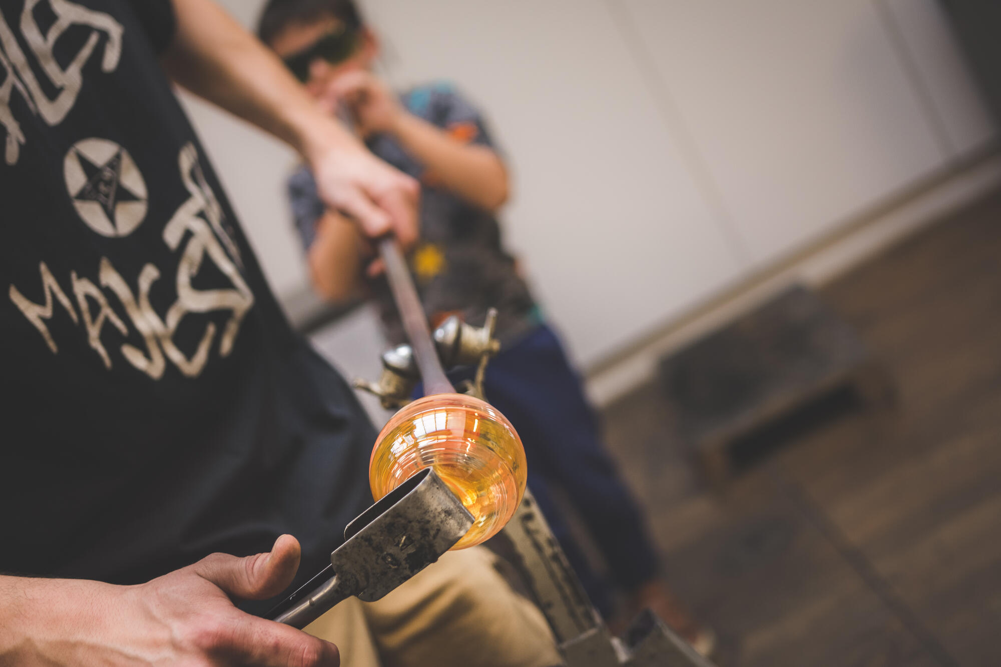 Artisan façonnant du verre en fusion