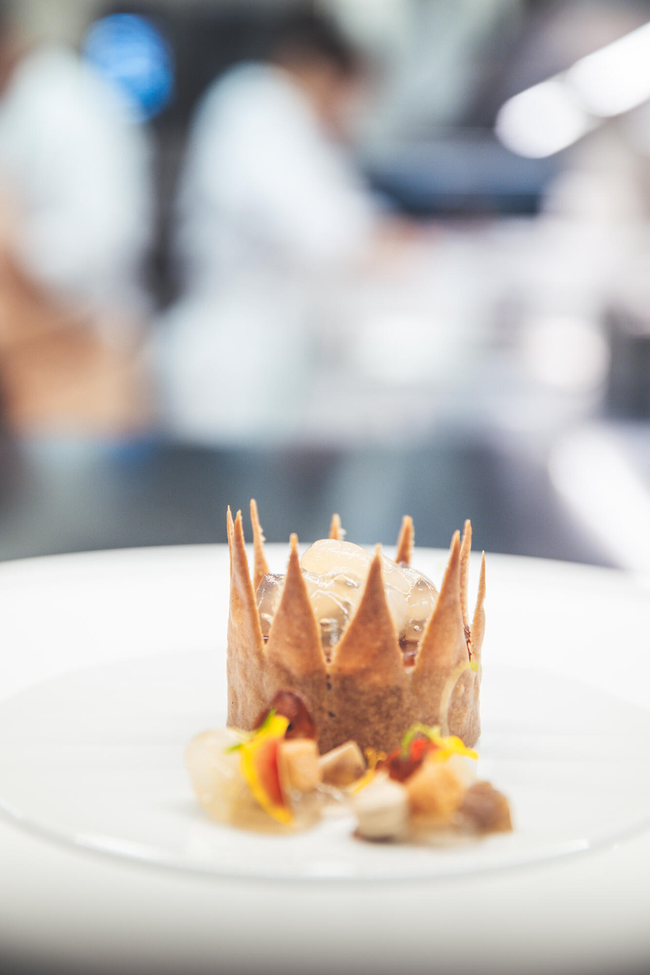 Dessert gastronomique décoré en couronne croustillante.